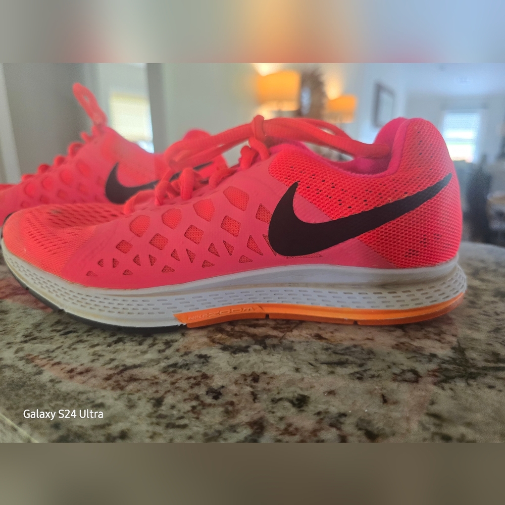 Nike Womens Bright Pink and Orange Athletic Shoes Size 7